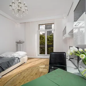 apartament-centrum-z-widokiem-na-paac-kultury-i-nauki-warszawa.warsawhotelspoland.com/